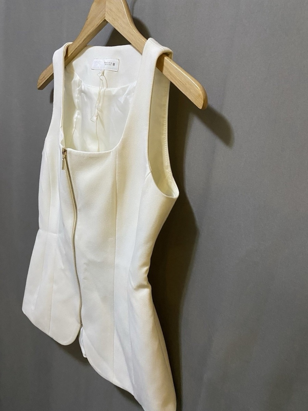 Zara Cream Zip-Front Sleeveless Peplum Top - Picture 4 of 9
